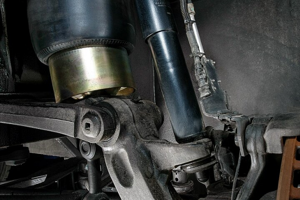 Amortisseur de camion en gros plan, suspension pneumatique et boudin d’air, tenue de route stabilisée