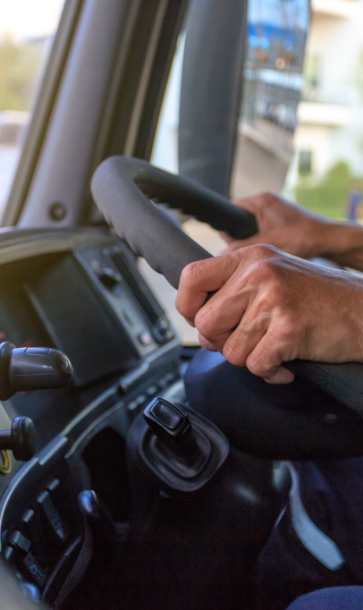 Poste de conduite poids lourd, tableau de bord et écrans, visibilité et ergonomie à bord
