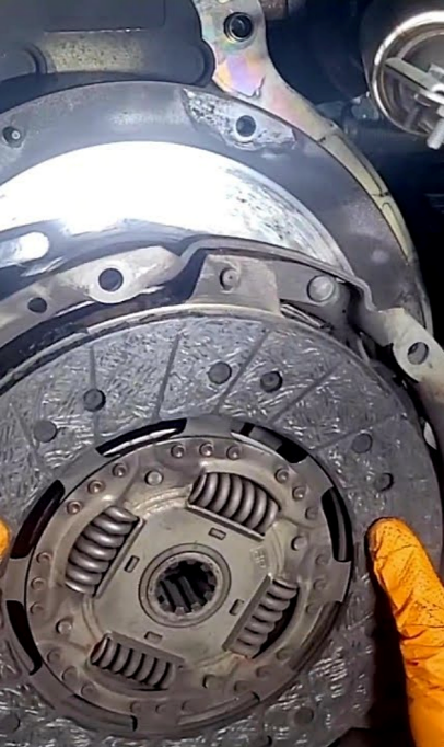 Embrayage PL en gros plan sur le volant moteur, diagnostic usure et surface de friction
