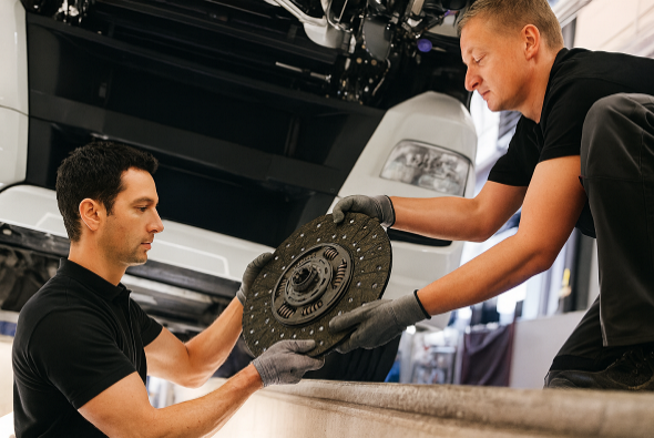 Kit embrayage camion : disque, mécanisme et butée pour poids lourd, transmission de couple fiable