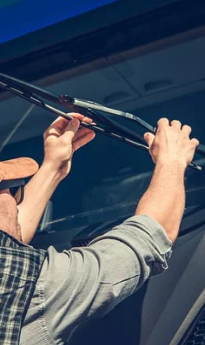 Gros plan balai d’essuie-glace poids lourd, lame flat blade anti-bruit pour trajets longue distance