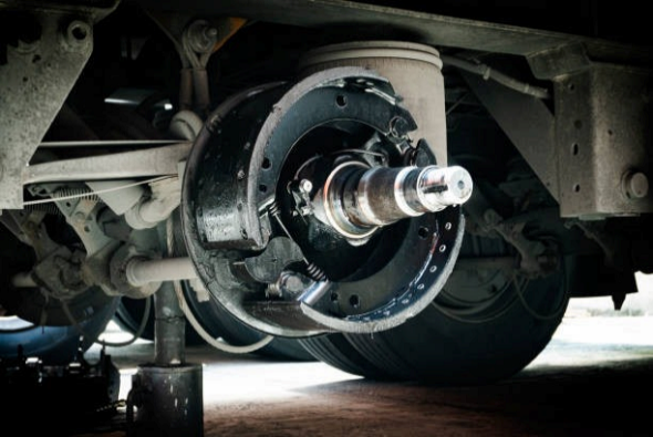 Disques et plaquettes de frein camion, kit essieu pour poids lourd, puissance d’arrêt et longévité