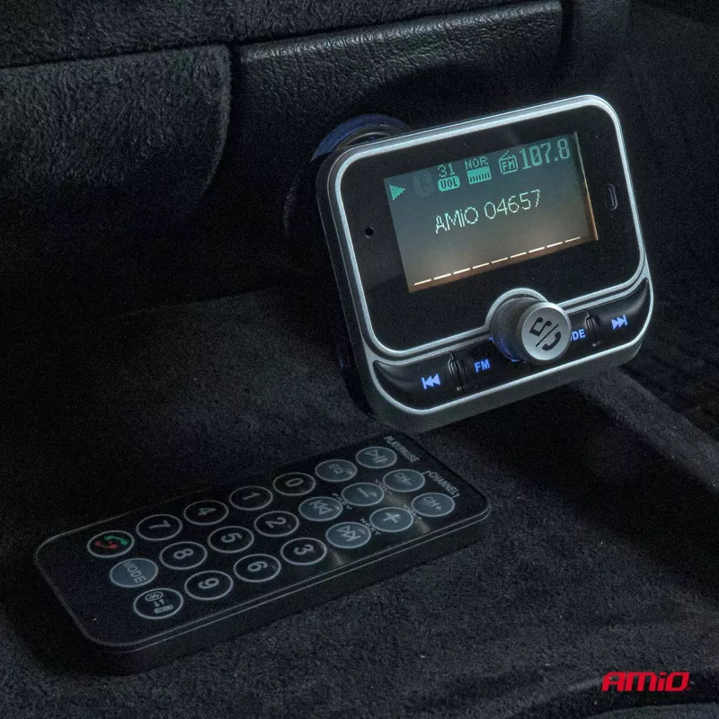 Émetteur FM voiture avec télécommande 2×USB-A 12V 24V AMIO 04657 - Visuel 2